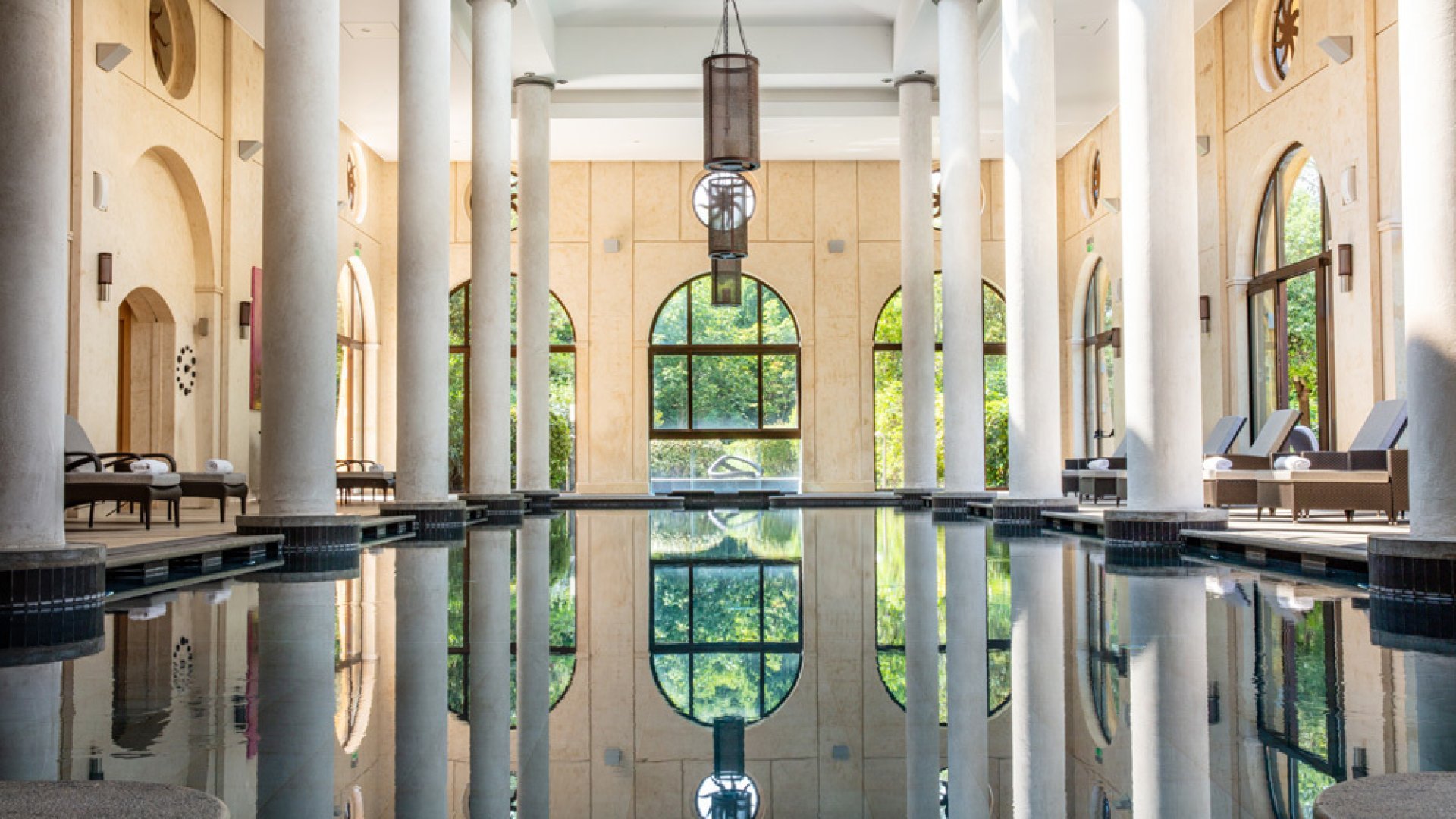 Piscine intérieure spa